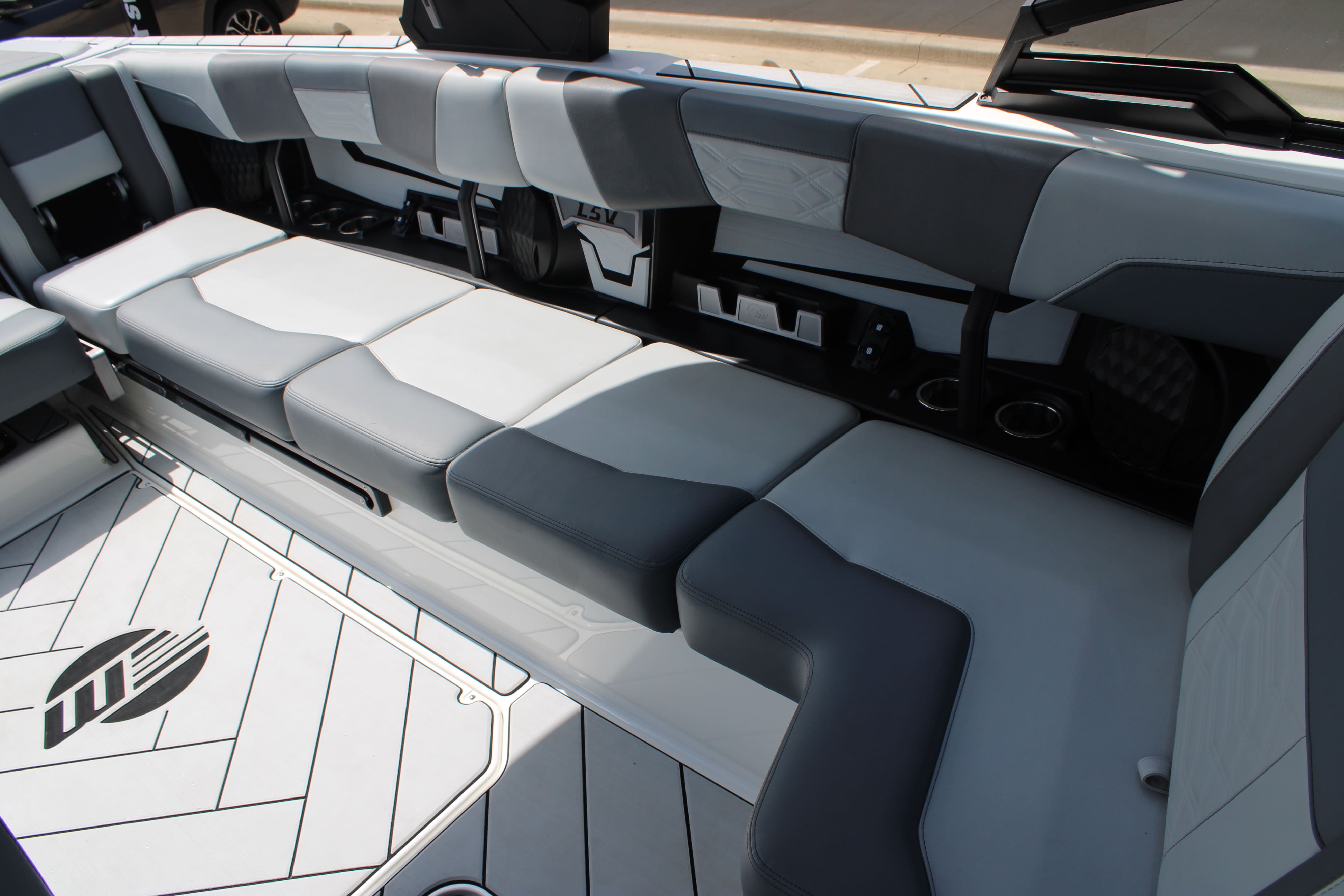 2022 Malibu 25 LSV Icon